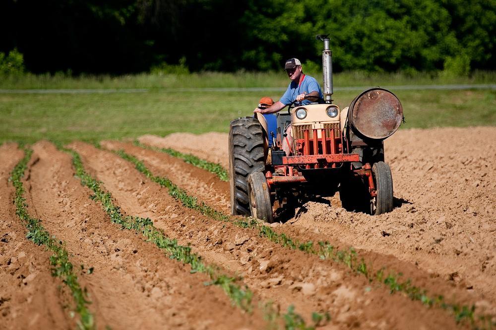 Lär dig köra traktor och komplettera ditt körkort